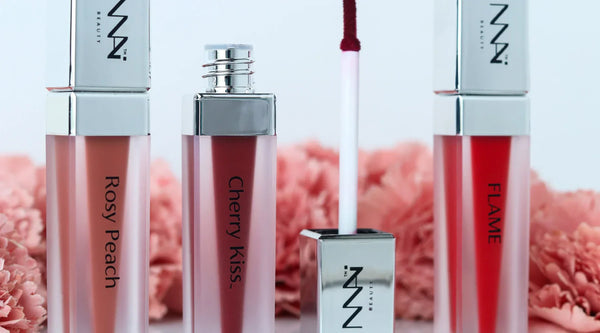 كيف تختارين ملمع شفاه لامع يبرز إطلالتك؟